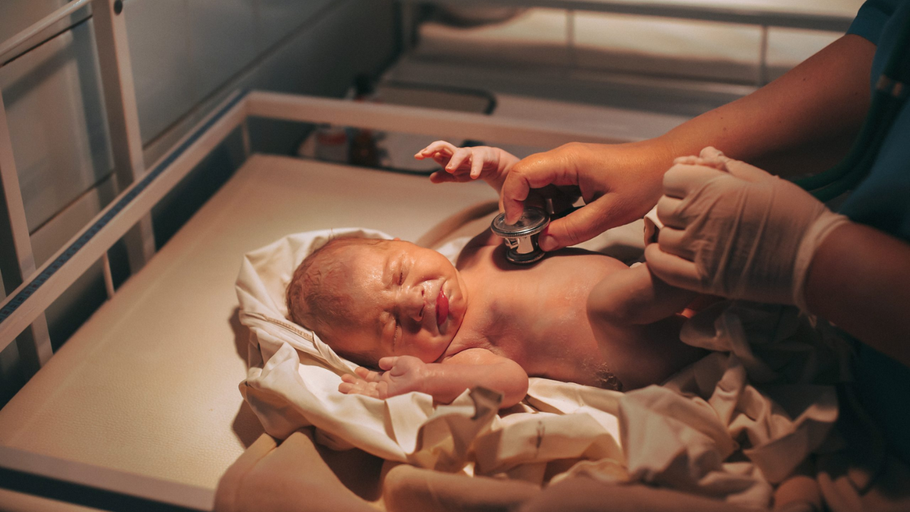 वेळेच्या अगोदरच होतेय गर्भधारणा! भारतात हा प्रकार वाढीस का? जाणून घ्या