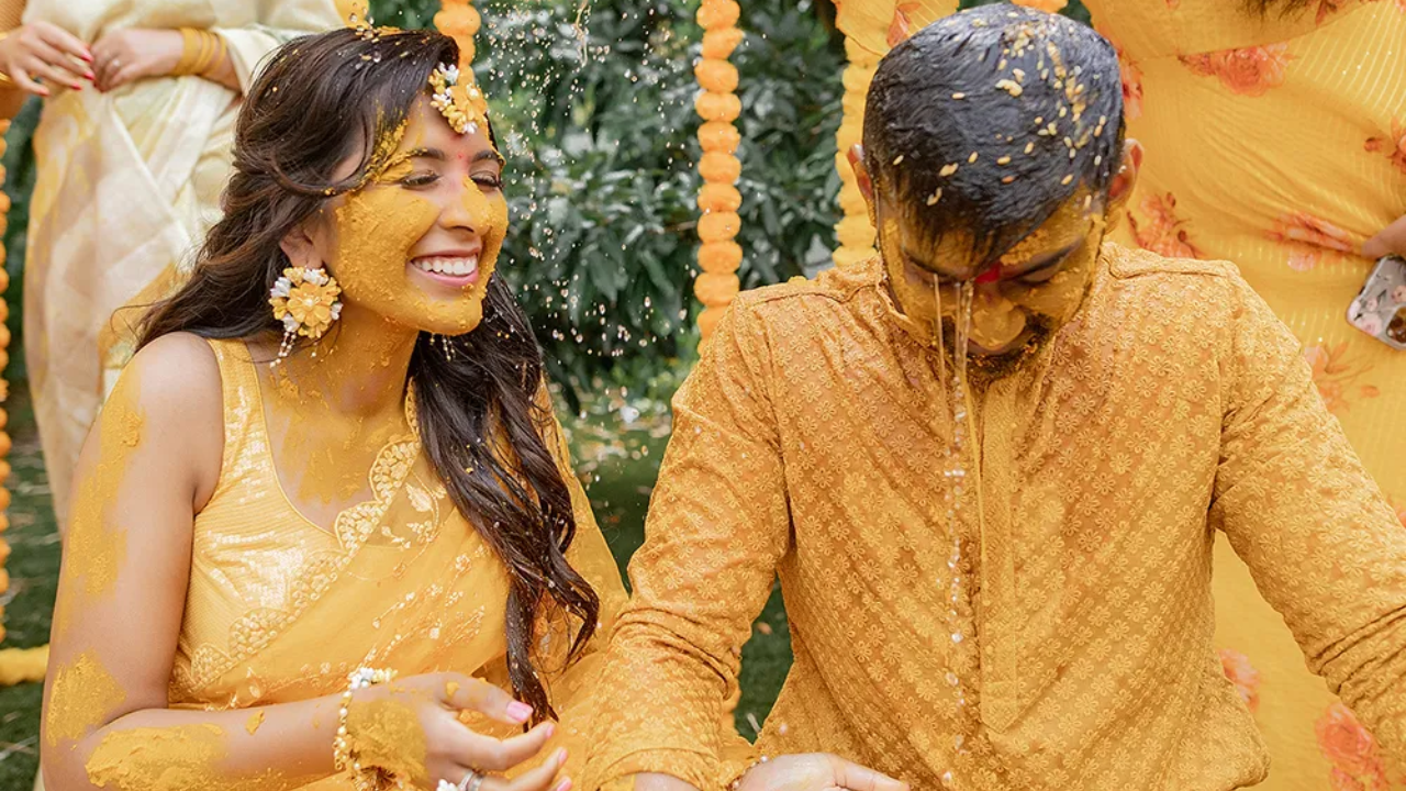 हळद लागल्यानंतर नवरा-नवरीला घरातच का ठेवले जाते? काय आहे यामागचे कारण?