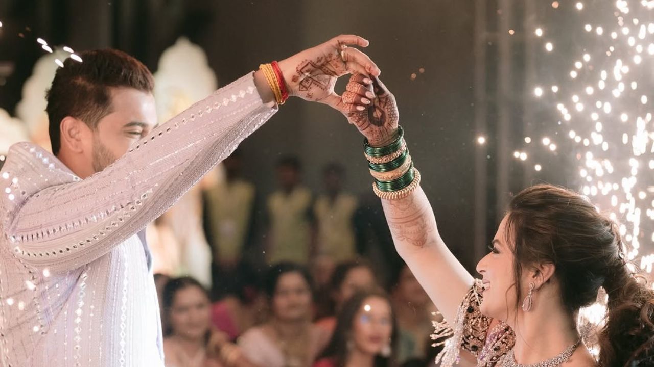 तसेच, संगीत कार्यक्रमामध्ये प्राजक्ता- शंभूराज आणि त्यांचे कुटुंब एकत्र डान्स करताना देखील दिसले आहेत. प्राजक्ताने तिचा आणि शंभूराजचा डान्स करतानाच फोटो देखील शेअर केला आहे. 