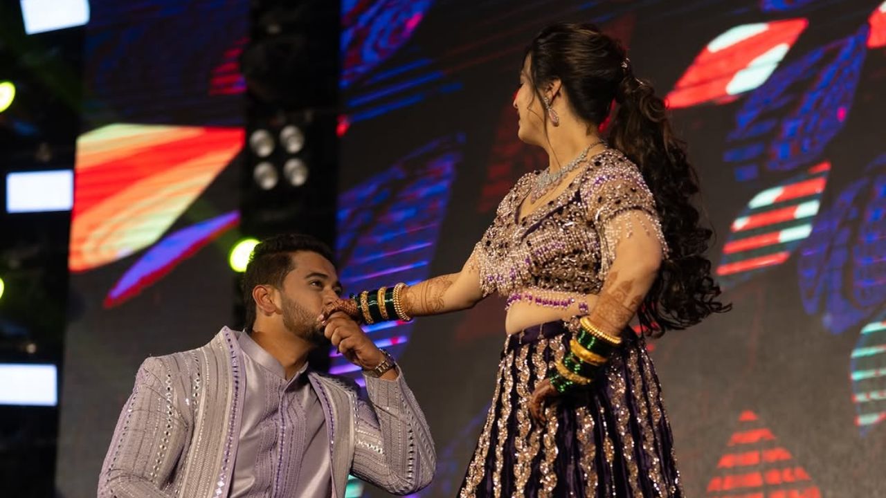 शेअर केलेल्या फोटोमध्ये प्राजक्ताने काळ्या रंगाचा लेहंगा घातला आहे. तसेच शंभूराजने ऑफव्हाईट रंगाचा कुर्ता पायजमा घातला आहे. दोघेही प्रत्येक फोटोमध्ये खूप आनंदी दिसत आहे. 