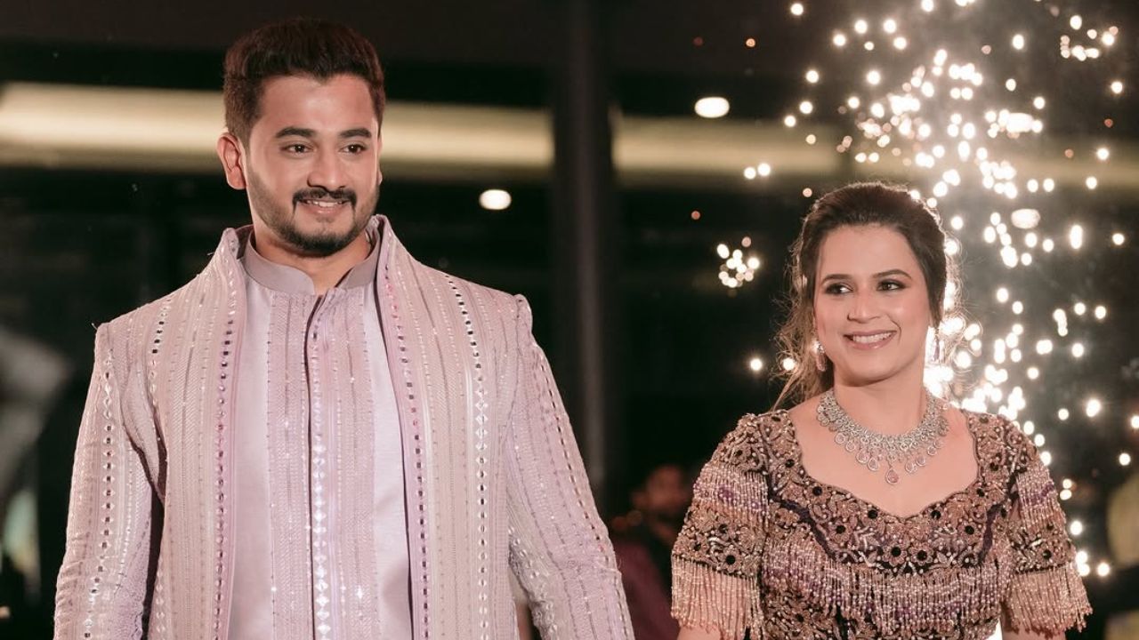 आता चाहत्यांच्या नजरा प्राजक्ता- शंभूराजच्या लग्नाकडे वळल्या आहेत. चाहत्यांसह अनेक सेलिब्रिटी त्यांच्या लग्नासाठी अभिनंदन करत आहेत. तसेच आज त्यांचे लग्नाचे फोटो देखील समोर येणार आहेत. 