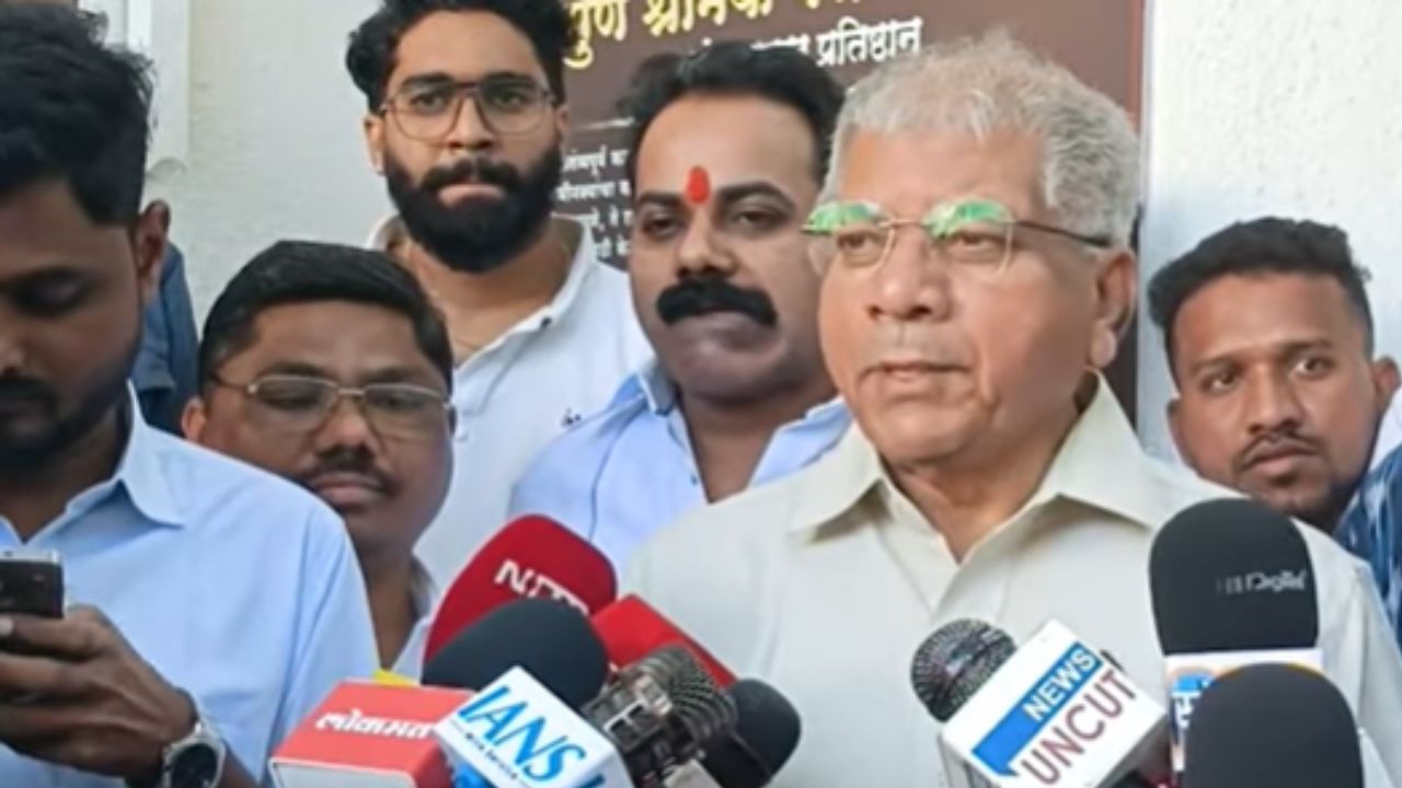 Pune News :  एकनाथ शिंदेंनी अमित शाहांना खिशात ठेवलंय; प्रकाश आंबेडकरांची परखड टीका