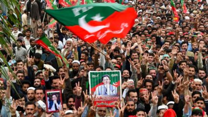 शाहबाज सरकार घाबरले! इम्रान खान समर्थकांच्या आंदोलनाच्या भितीने PTI च्या नेत्यांवर लाहोरमध्ये प्रवेशास बंदी