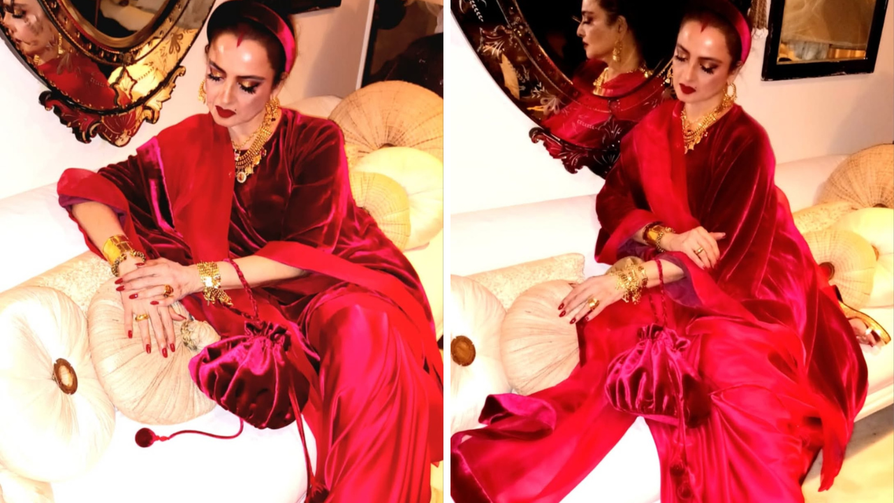 ख्रिसमस मूड सेट करणारा रेखाचा हा लुक वेलवेट ट्युनिकसह तयार करण्यात आला आहे. साडीची ही वेगळी स्टाईल रेखाला खूपच उत्तम दिसत आहे