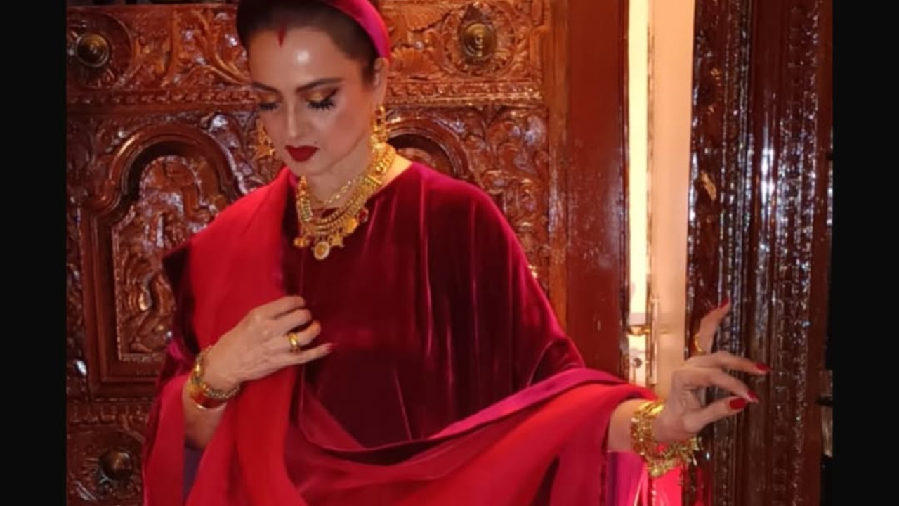 रेखाने नेहमीप्रमाणे केस बांधले आहेत आणि त्यात लाल रंगाचे सिंदूर लावले आहे. तसंच तिने लाल रंगाचे नेलपेंट लावत या लुकला चारचाँद लावले आहेत