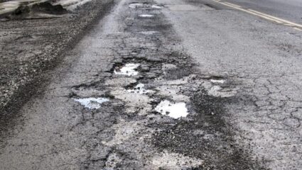 Raigad News: अलीबाग शहरातील महामार्गाची दुरावस्था, वाहनचालकांचा खड्ड्यांतूनच प्रवास सुरु! नागरिकांनी व्यक्त केला संताप