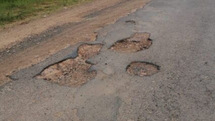 Raigad News: माथेरानघाट रस्त्याची चाळण! खड्ड्यांतूनच वाहनचालकांचा जीवघेणा प्रवास, निकष्ट कामामुळे नागरिक त्रस्त