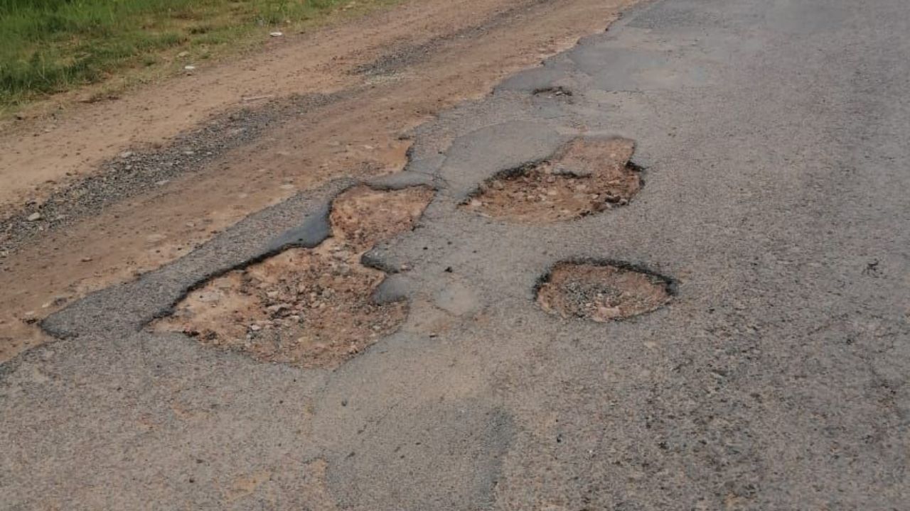 Raigad News: माथेरानघाट रस्त्याची चाळण! खड्ड्यांतूनच वाहनचालकांचा जीवघेणा प्रवास, निकष्ट कामामुळे नागरिक त्रस्त