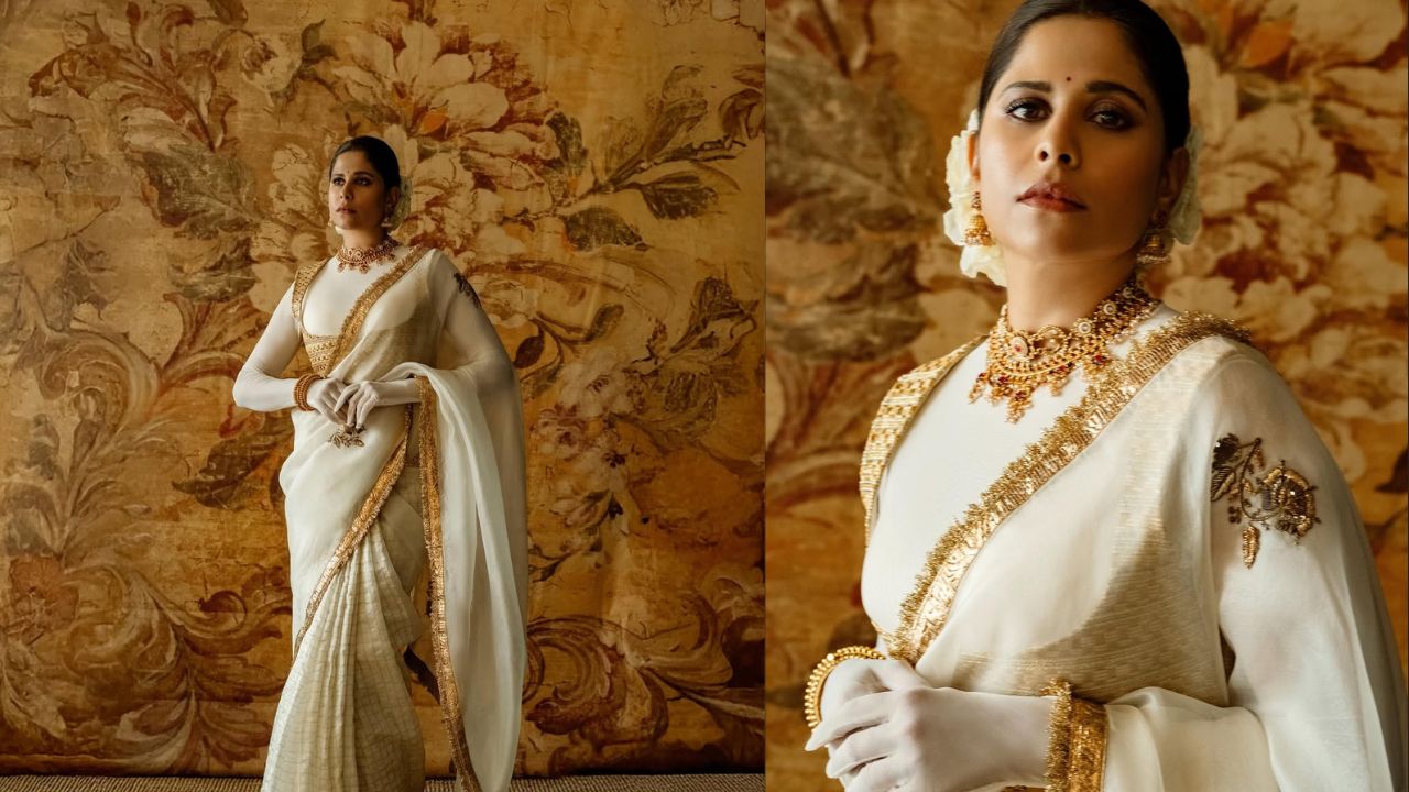  पांढऱ्या रंगाच्या साडीला सोनेरी किनार आणि केसातला गजरा याने सई अतिशय सुंदर दिसत आहे. 