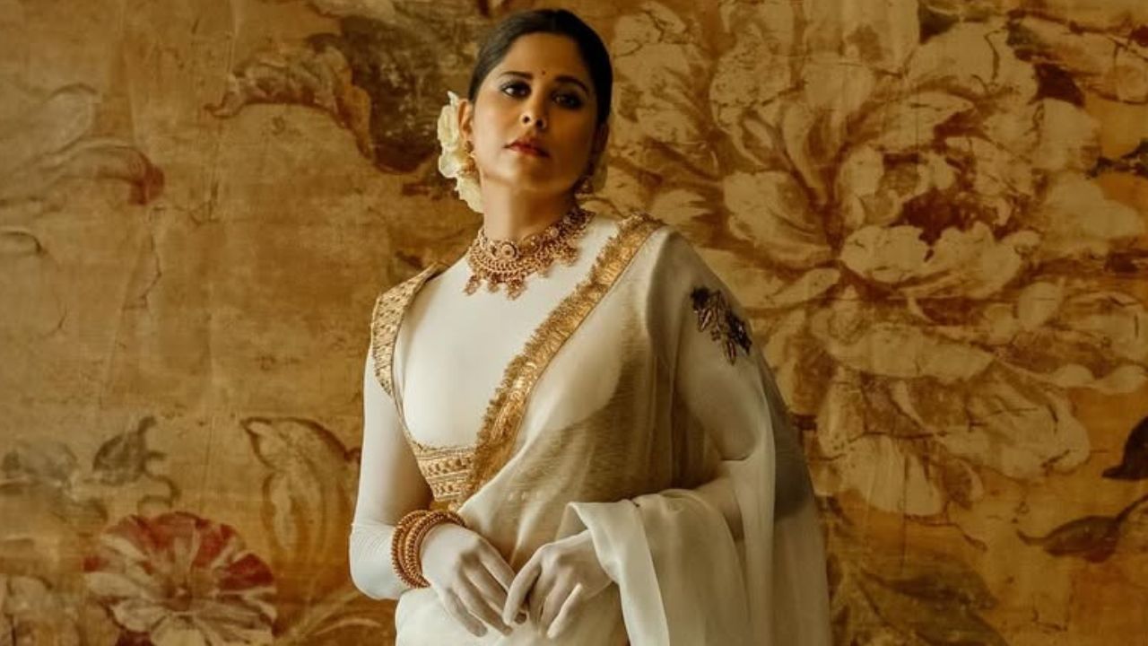 अभिनेत्री सई ताम्हणकर सोशल मीडियावर कायमच सक्रिय असते. 