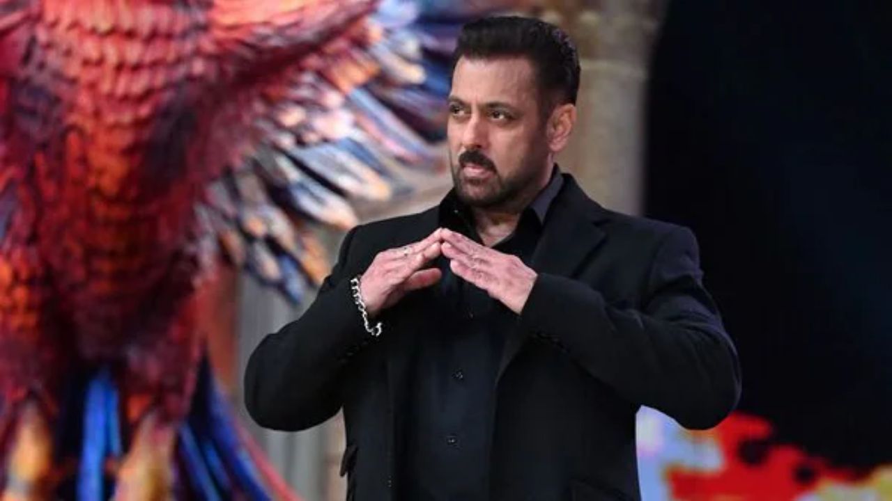 Big Boss च्या घराला दर्शवणारे दोन हात! Season 19 ची ही आलिशान चमकदार ट्रॉफी पहाच