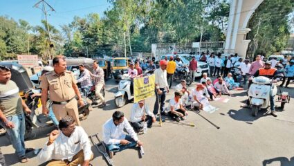 Satara News :  विविध मागण्यांसाठी प्रहार क्रांतीचे आंदोलन ; दिव्यांग बांधवांनी रोखला मार्ग