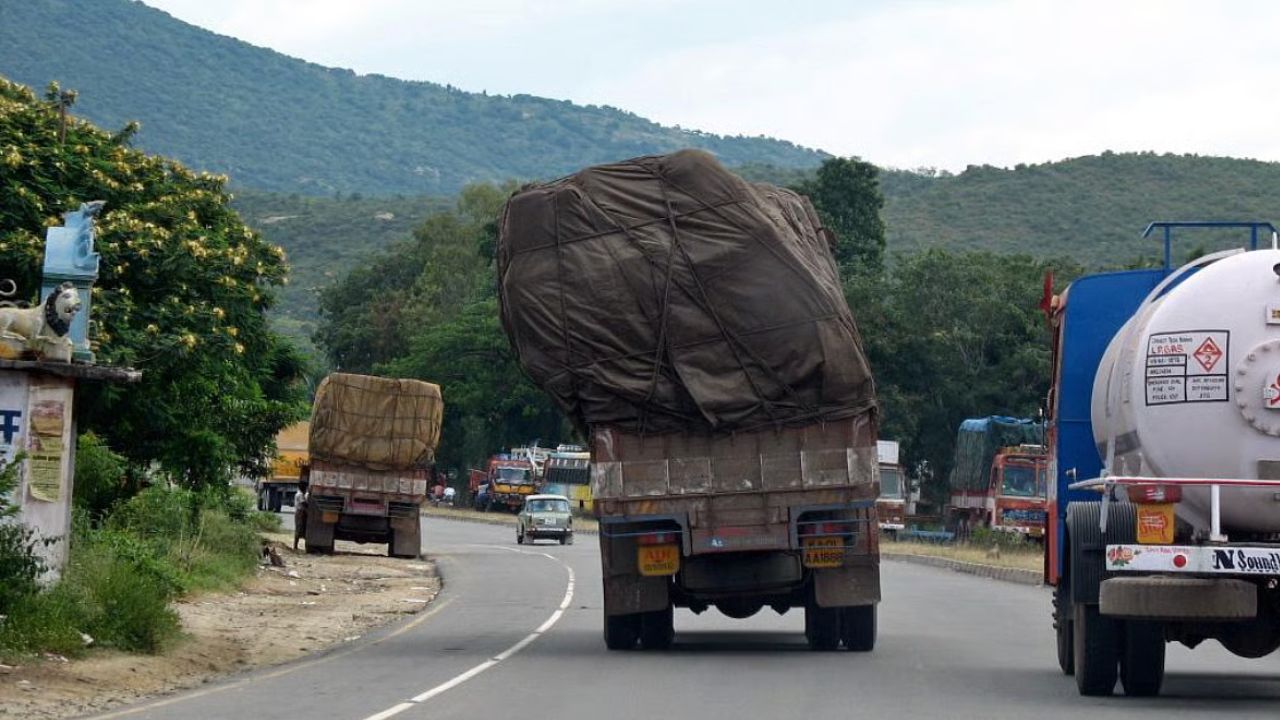 Satara News : सातारा-कास रोडवर डंपर ट्रकचा सुसाट प्रवास! अवजड वाहनांवर नियंत्रण घालावं, नागरिकांची मागणी