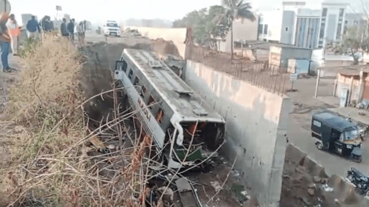 Karad Bus Accident: सहलीसाठी गेलेल्या बसचा कराडजवळ भीषण अपघात; २० फूट खड्ड्यात कोसळली, ४५ जण जखमी