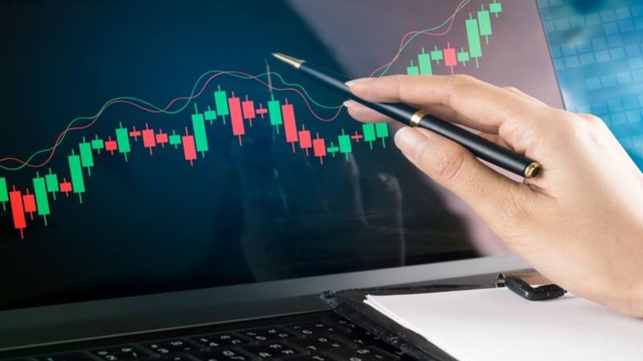 Stock Market Today: निफ्टी – सेन्सेक्समध्ये आज तेजी की मंदी? कोणते स्टॉक्स देऊ शकतात जबरदस्त रिटर्न? जाणून घ्या तज्ज्ञांचा अंदाज Stock Market Today: निफ्टी – सेन्सेक्समध्ये आज तेजी की मंदी? कोणते स्टॉक्स देऊ शकतात जबरदस्त रिटर्न? जाणून घ्या तज्ज्ञांचा अंदाज