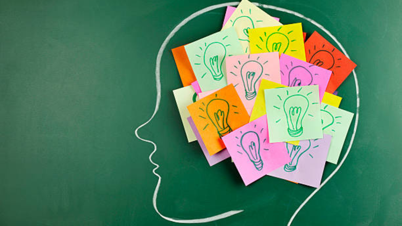 तुम्ही दररोज लहान, दैनंदिन आव्हानांसह स्वतःला किंवा तुमच्या मनाला आव्हान दिले पाहिजे. हे तुमचे मन तीक्ष्ण, लवचिक आणि सक्रिय ठेवते. तुम्ही हे मनाचे खेळ खेळून, कौशल्यावर काम करून किंवा कोडे सोडवून करू शकता