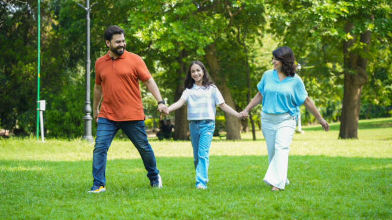 दररोज चालणे आपल्या एकूण आरोग्यासाठी फायदेशीर असले तरी, ते आपल्या स्मरणशक्ती सुधारण्यासाठी देखील खूप उपयुक्त ठरू शकते. जलद चालणे किंवा सायकलिंग मेंदूमध्ये रक्त परिसंचरण वाढवते आणि हिप्पोकॅम्पसला आधार देते, जे स्मरणशक्ती वाढविण्यात आणि जतन करण्यात महत्त्वाची भूमिका बजावते