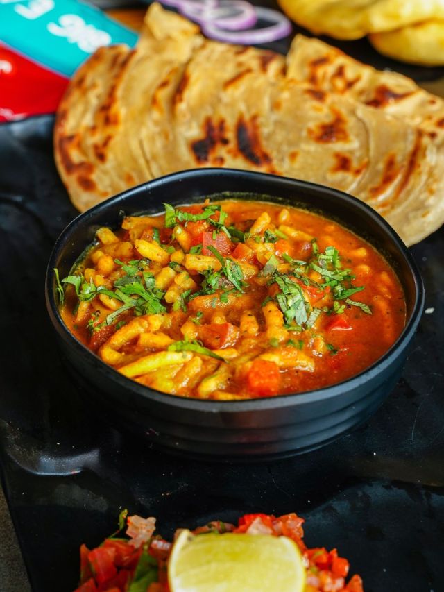 रात्रीच्या जेवणाला बनवा गावरान स्टाईल झणझणीत शेवभाजी 