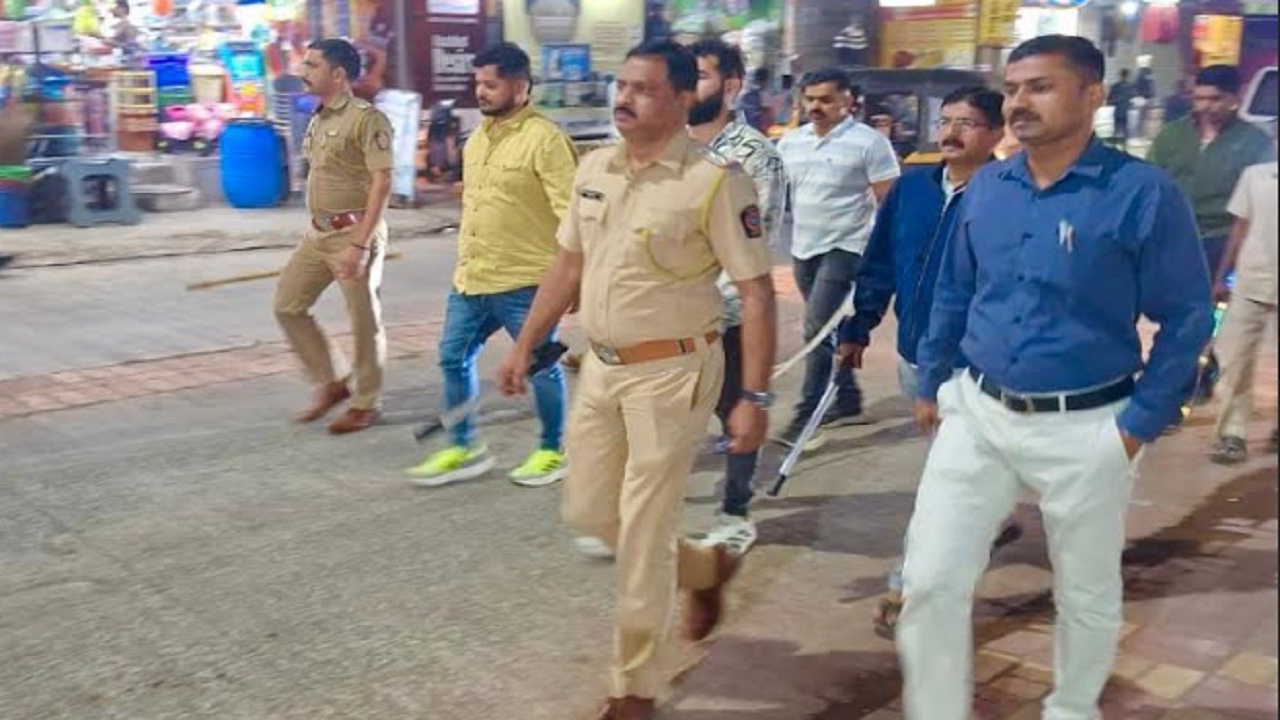 शिक्रापूर पोलिसांनी माज उतरवला; गुंडांची त्यांच्या गावातूनच काढली धिंड