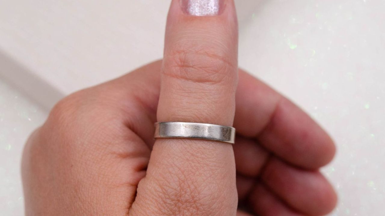 Astro Tips: अंगठ्यामध्ये चांदीची अंगठी परिधान करण्यामागे काय आहेत नियम आणि महत्त्व