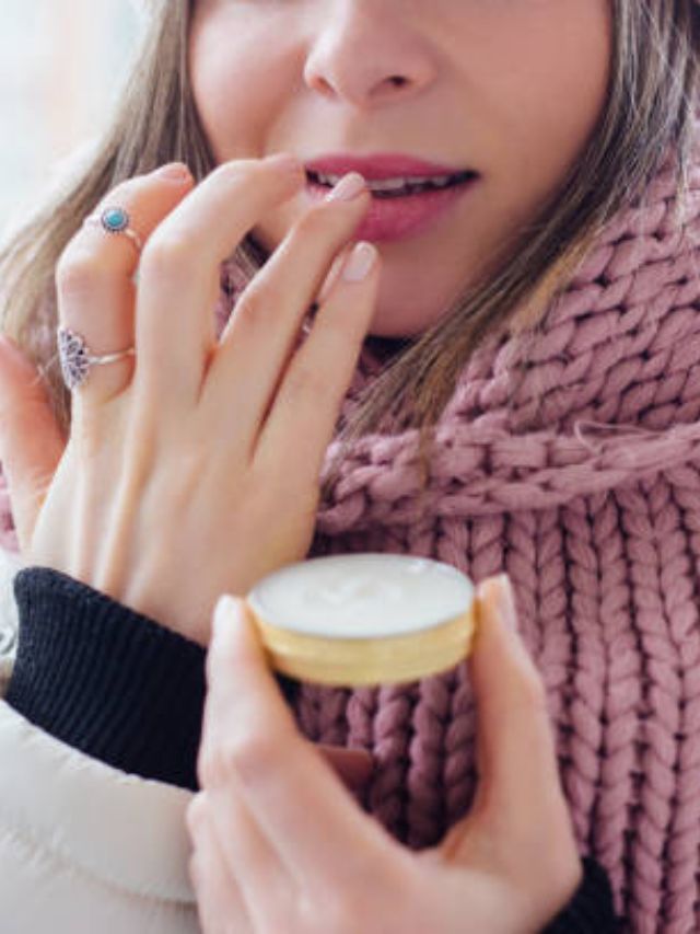 हिवाळ्यात त्वचा कोरडी पडू नये यासाठी 7 टिप्स फॉलो करा 