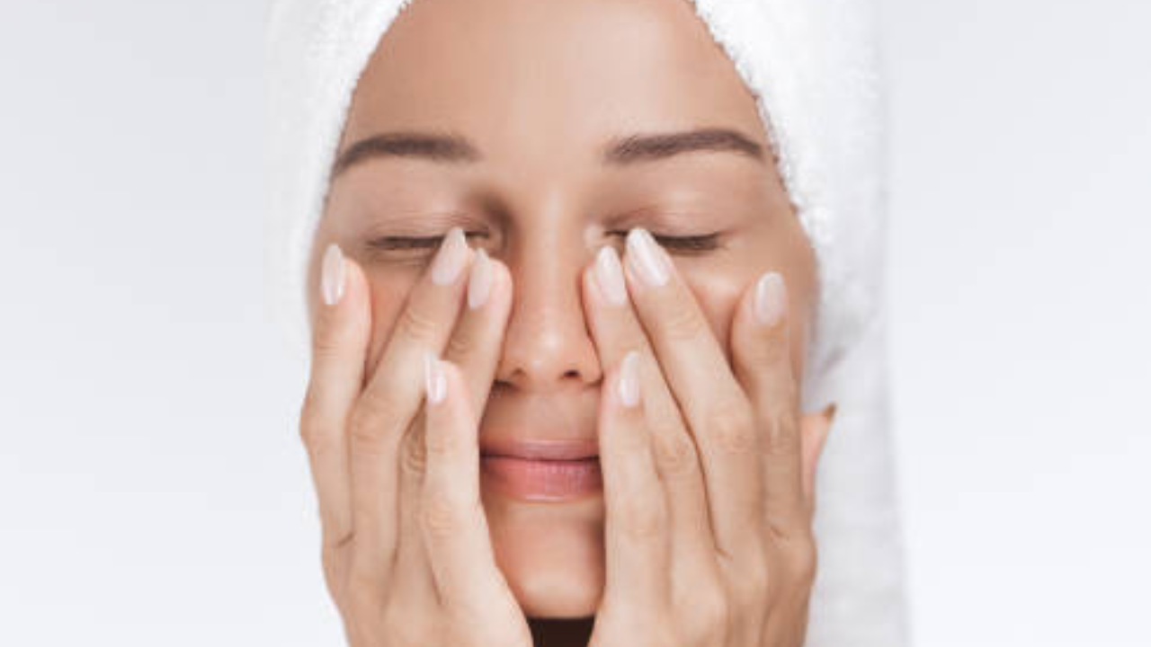 जर तुमची त्वचा निस्तेज आणि निर्जीव असेल तर दही किंवा दूध लावा. दुधातील नैसर्गिक लॅक्टिक अ‍ॅसिड त्वचेला एक्सफोलिएट करते आणि ओलावा टिकवून ठेवते. दही तेज आणि मऊपणा वाढविण्यासदेखील मदत करते