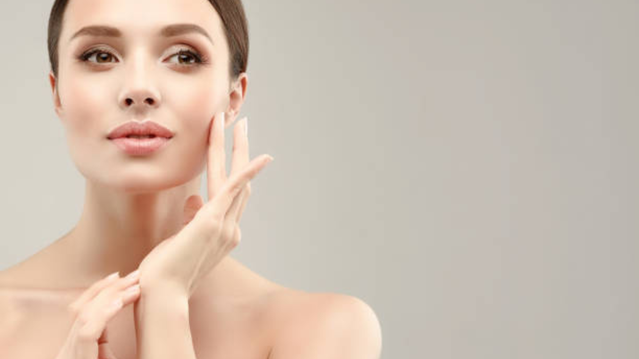 जर तुमच्या घरी ताजे गाय किंवा म्हशीचे दूध उपलब्ध असेल तर त्याचे क्रीम तुमच्या चेहऱ्यावर आणि ओठांवर लावा. क्रीमने हलका मालिश केल्याने कोरडेपणा दूर होतो आणि नैसर्गिक चमक येते. आजीच्या बटव्यातील हा सर्वात आवडता घरगुती उपाय आहे आणि हिवाळ्यात तो अत्यंत फायदेशीर मानला जातो