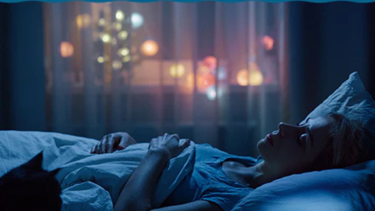 म्हणूनच जर लाईट्स चालू राहिले तर झोपेत अडथळ निर्माण होतो. ज्यांना जास्त विचार येतात किंवा ‘ओव्हरथिंकिंग’ असतं, त्यांना अंधारात झोप पटकन लागते.