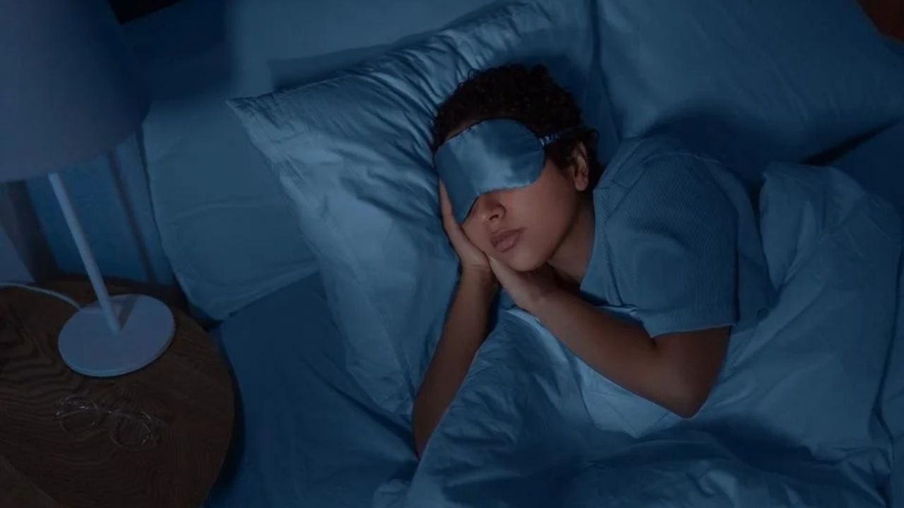 आपल्या शरीरात २४ तासांचा जैविक घड्याळ असतो. जगण्याची नैसर्गिक पद्धत अशी आहे की, रात्र होतात झोप येते. 