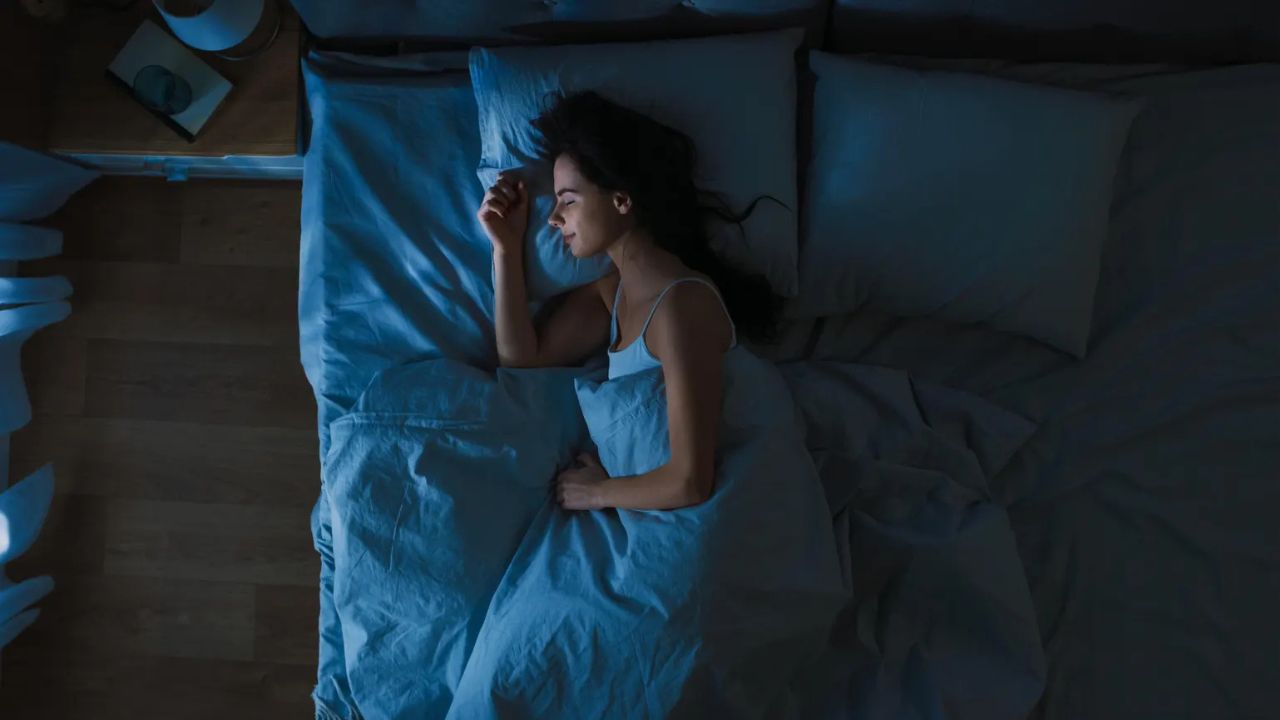  दिवस उतरताच आणि आजूबाजूला प्रकाश कमी होताच या हार्मोन्सची निर्मिती वाढते.