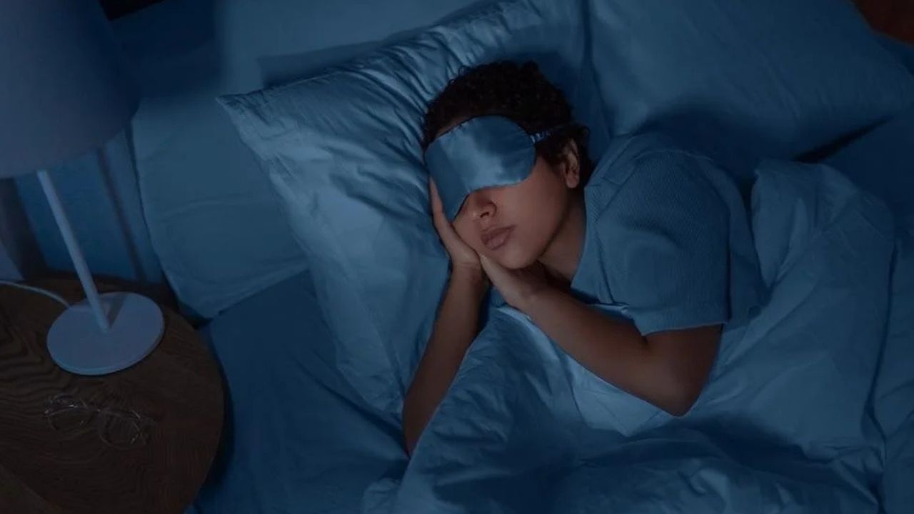 मानवी मेंदूमध्ये असलेली पिनियल ग्रंथी ‘मेलाटोनिन’ नावाचं हार्मोन तयार करते. हे हार्मोन मेंदूला शांत झोपेसाठी सिग्नल देतात. 