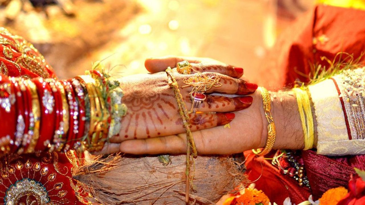 Solapur News : करमाळा तालुक्यात विवाहप्रश्न गंभीर ; सरकारी नोकरीअभावी हजारो तरुण अविवाहित; मुलींच्या वाढत्या अपेक्षांचा परिणाम