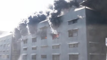 Surat Fire Incident : सुरतच्या राज टेक्सटाईल मार्केटमध्ये भीषण आग, आठव्या मजल्यापर्यंतच्या अनेक दुकानं जळून खाक