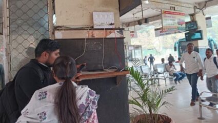 ‘नवराष्ट्र इम्पॅक्ट’! स्वारगेट स्थानकात चार्जिंग सुविधा उपलब्ध; सातत्याने पाठपुरावा केल्यानंतर अखेर नवीन बोर्ड