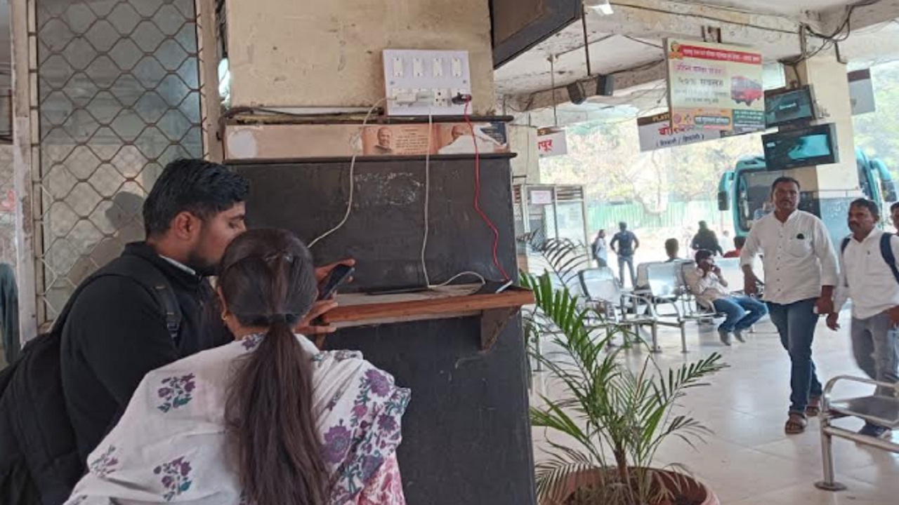 ‘नवराष्ट्र इम्पॅक्ट’! स्वारगेट स्थानकात चार्जिंग सुविधा उपलब्ध; सातत्याने पाठपुरावा केल्यानंतर अखेर नवीन बोर्ड