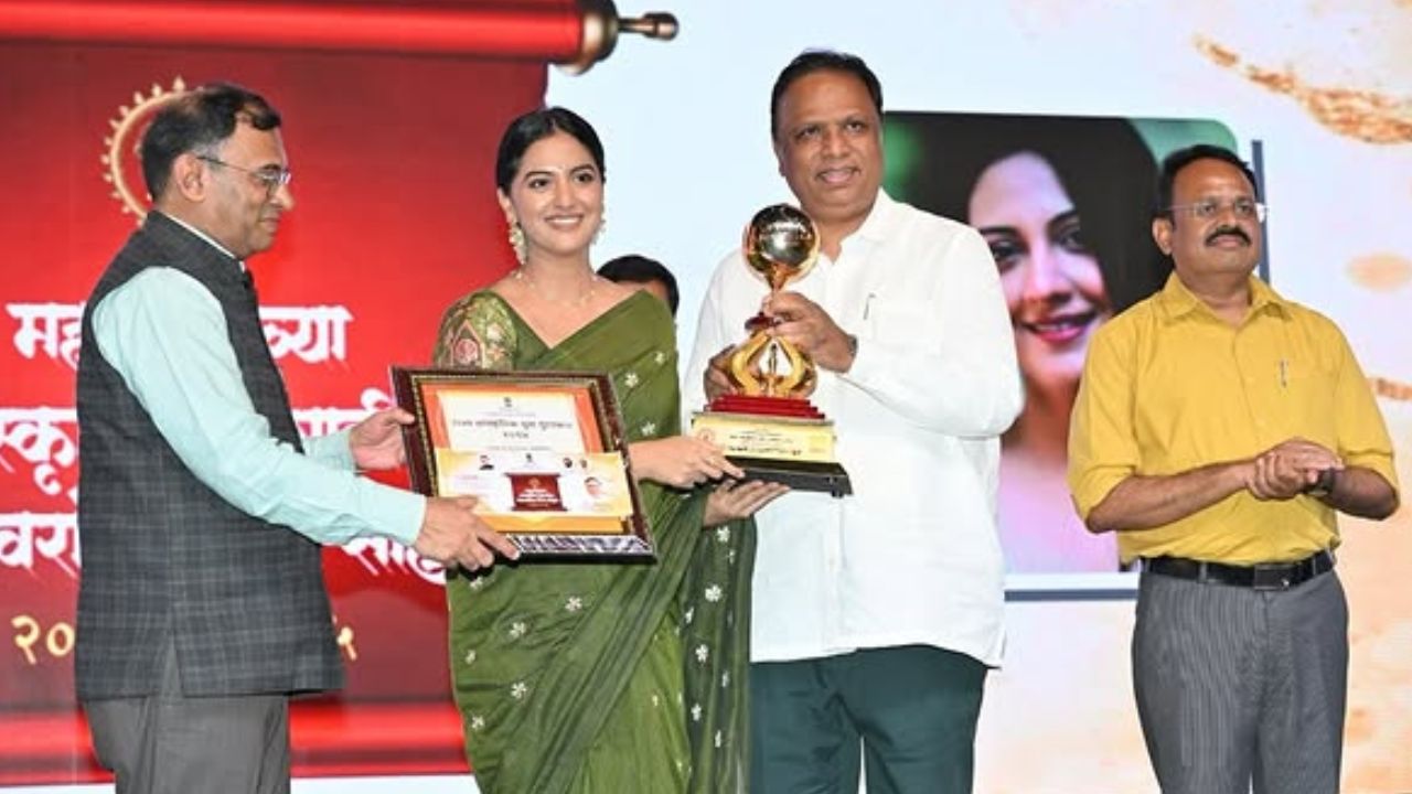 राज्य शासनाने केला तेजश्री प्रधानचा सन्मान; सांस्कृतिक युवा पुरस्कार मिळवल्यानंतर अभिनेत्री भावुक राज्य शासनाने केला तेजश्री प्रधानचा सन्मान; सांस्कृतिक युवा पुरस्कार मिळवल्यानंतर अभिनेत्री भावुक