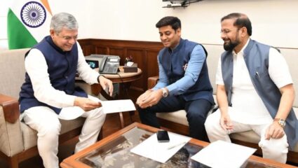 “लवकरच ठाणे-मुलुंड रेल्वे स्थानकाचे काम सुरु होणार…”, रेल्वेमंत्र्यांनी उपमुख्यमंत्री शिंदे यांच्याशी केली चर्चा