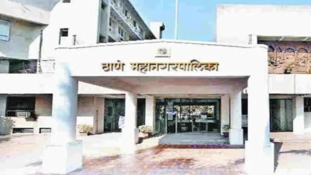 Water Pipeline Burst : लाखो लीटर पाणी वाया! ठेकेदाराचा हलगर्जीपणा आणि पालिकेडून नागरिकांची फसवणूक, ठाण्यात चाललंय तरी काय?