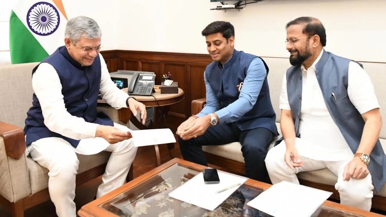 “लवकरच ठाणे-मुलुंड रेल्वे स्थानकाचे काम सुरु होणार…”, रेल्वेमंत्र्यांनी उपमुख्यमंत्री शिंदे यांच्याशी केली चर्चा