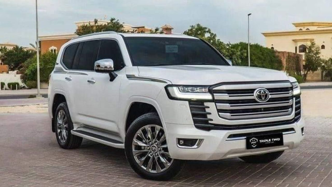 ग्राहकांनोsss ‘या’ कारवर थोडी तरी दया करा! 3 महिन्यात 1 देखील युनिट विकले नाही, आता मिळतंय 13 लाखांचे डिस्काउंट