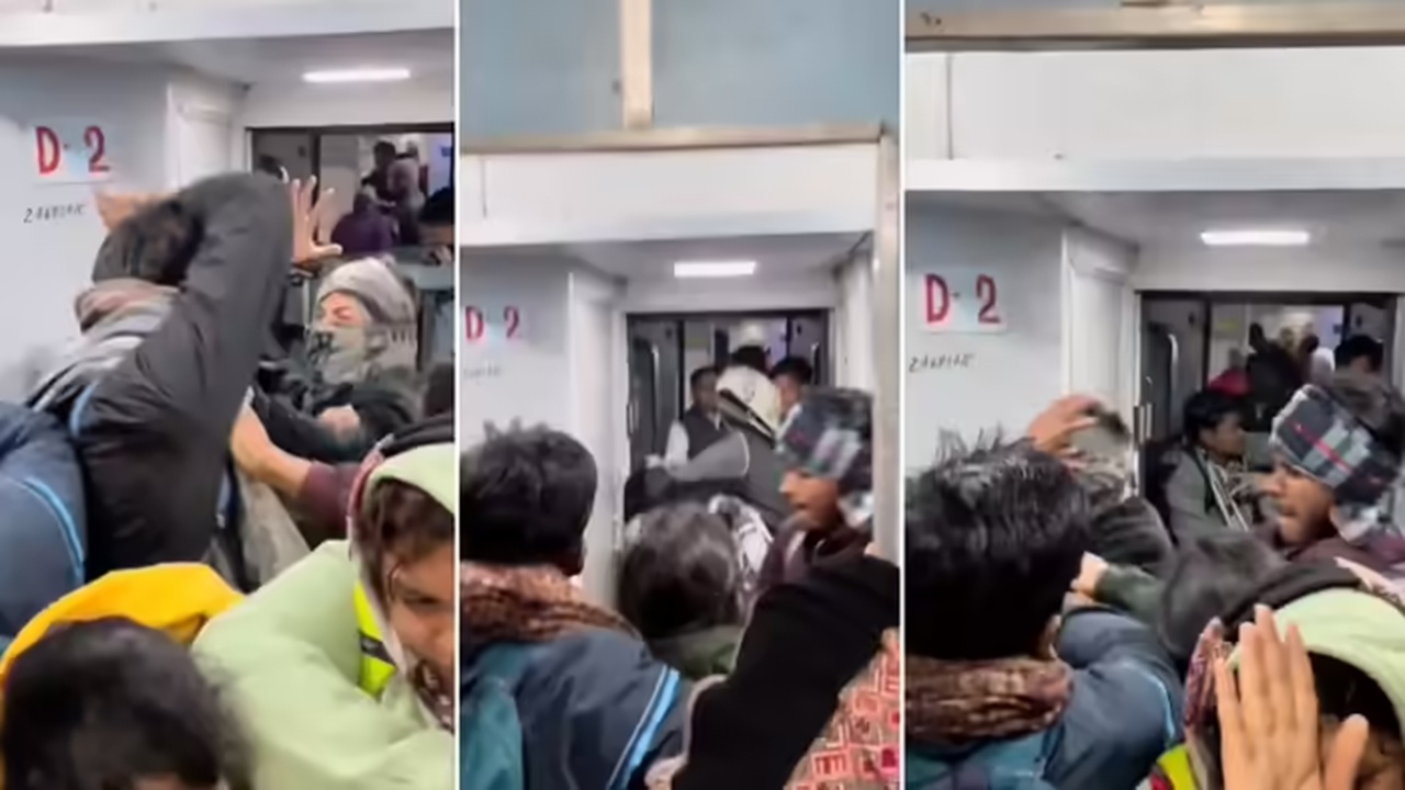 रेल्वे प्रवाशांमध्ये WWE! वाराणसी-लखनऊ इंटरसिटी एक्सप्रेसमध्ये गोंधळ, अमेठीजवळील Video Viral