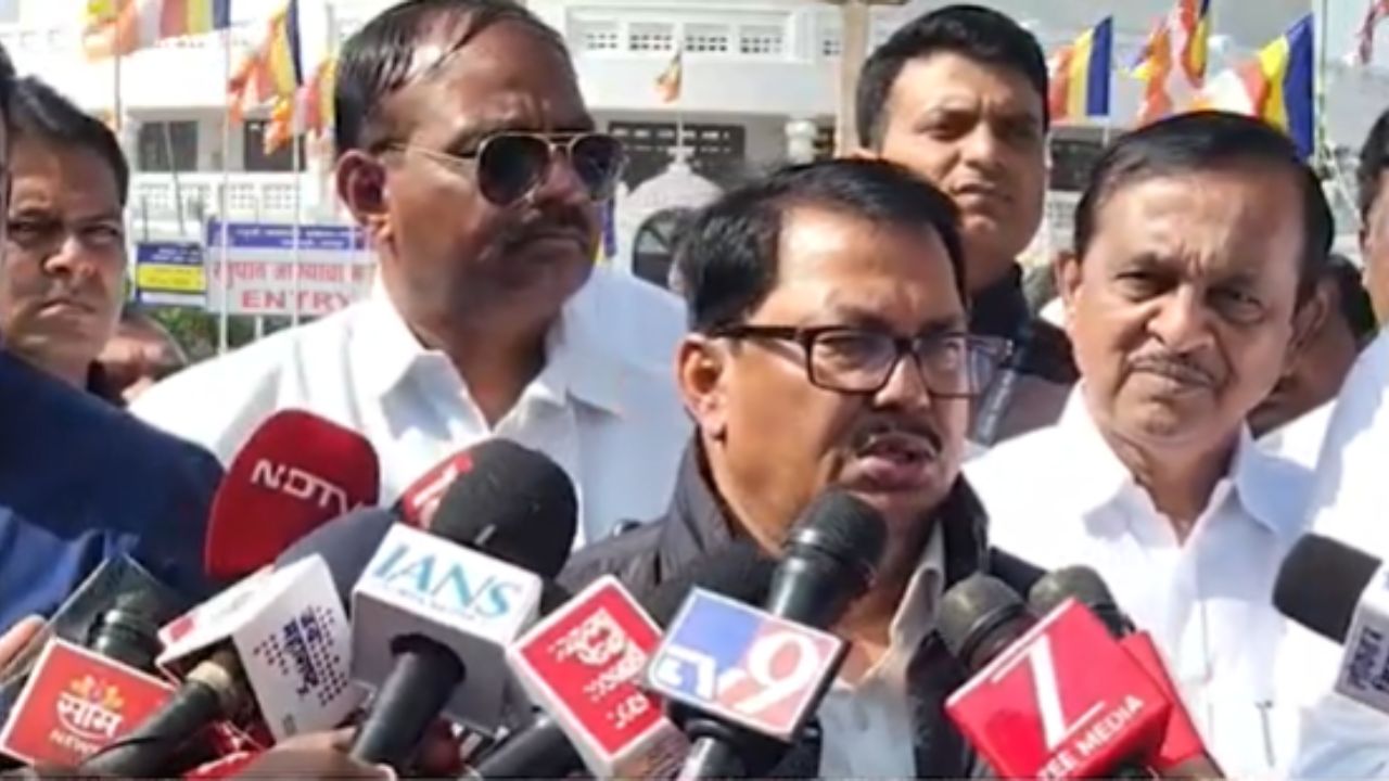 Vijay Wadettiwar :” बाबासाहेबांनी दिलेलं संविधान जोपर्यंत आहे, तोपर्यंत या देशात लोकशाही आहे”