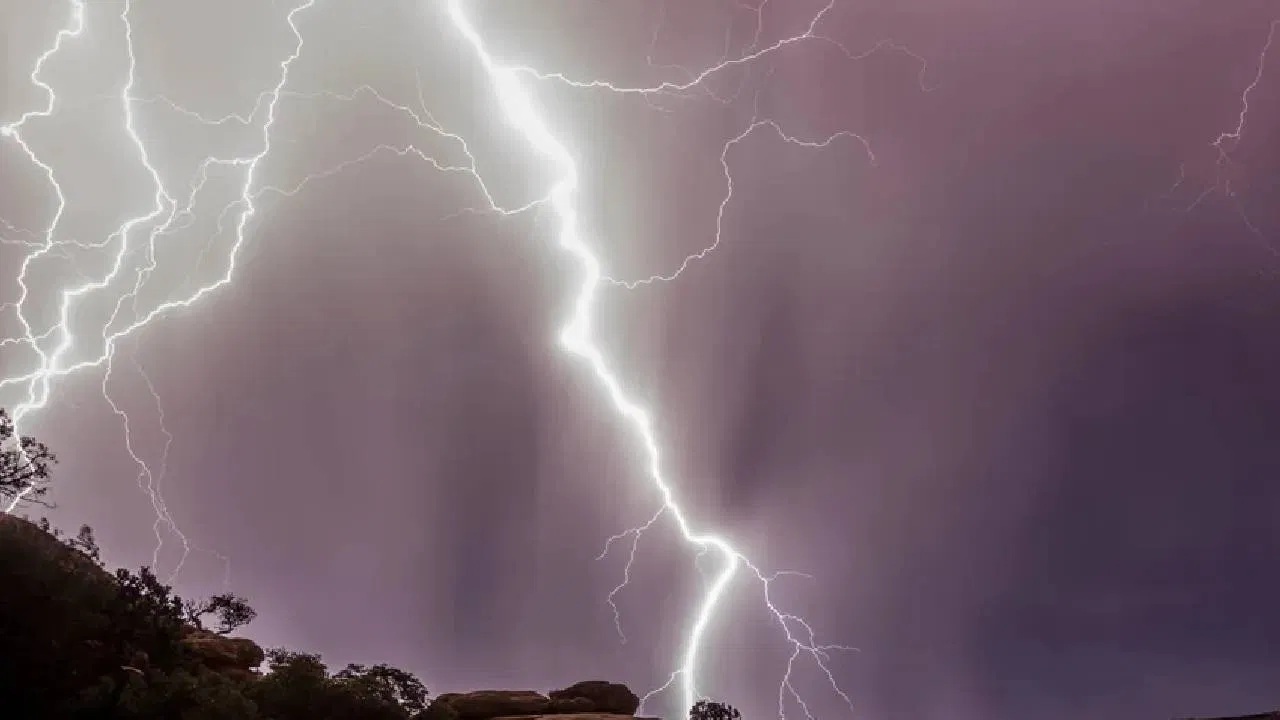 Weather Update: 2025 च्या मान्सूनने बदलली शहराची वेळ; निरोपाची तयारी सुरू असताना पुन्हा पुन्हा हजेरी