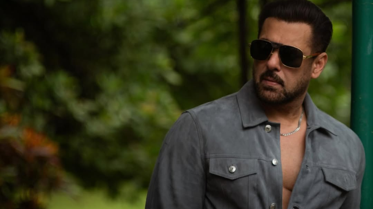 अभिनेत्याचे पनवेल फार्महाऊस सुमारे १.५ अब्ज एकरमध्ये पसरलेले आहे. या आलिशान फार्महाऊसमध्ये स्विमिंग पूल, जिम, प्राण्यांचे निवारा आणि आलिशान जीवनशैलीच्या सर्व सुविधा आहेत