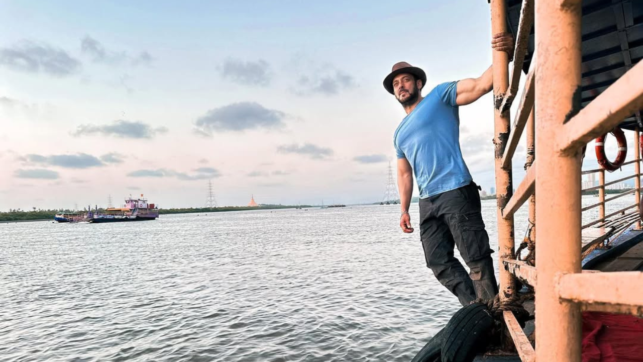 सलमान खानने त्याच्या ५० व्या वाढदिवशी स्वतःला सुमारे ₹३ कोटी (अंदाजे $३० दशलक्ष) किमतीची एक आलिशान Yacht भेट दिली. तो त्याच्या चित्रपटांमधूनही भरघोस उत्पन्न मिळवतो. बॉलीवूडमधील टॉप अभिनेत्यांपैकी एक, सलमान खान प्रत्येक चित्रपटासाठी ₹१०० कोटी ते ₹१५० कोटी (अंदाजे $१०० दशलक्ष) कमावतो