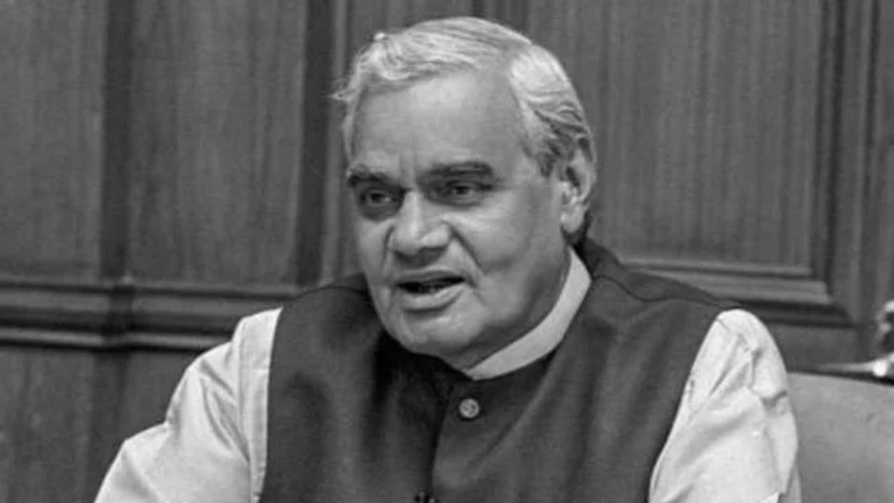 यापूर्वी २८ फेब्रुवारी १९९९ रोजी अटलबिहारी वाजपेयी सरकारच्या काळात, देशांतर्गत शेअर बाजार रविवारी खुला होता. शेअर बाजाराचे पूर्व सत्र सकाळी ९ वाजता सुरू होईल, तर सामान्य बाजार सकाळी ९:१५ ते दुपारी ३:३० पर्यंत खुले राहील.