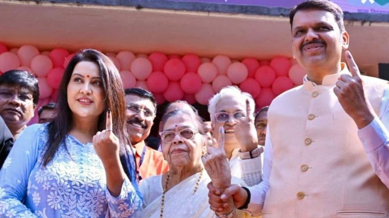 मुख्यमंत्री देवेंद्र फडणवीस यांनी आज नागपुरात सहकुटुंब मतदानाचा हक्क बजावला. मुख्यमंत्री देवेंद्र फडणवीस यांच्या पत्नी अमृता फडणवीस आणि मातोश्री यांच्यासह ते नागपुरात दाखल झाले होते. नागपूरमधील धरमपेठ परिसरातील झोन क्रमांक 2 मधील प्रभाग क्रमांक 15 येथील आदर्श महिला मतदान केंद्रावर त्यांनी मतदान केले.