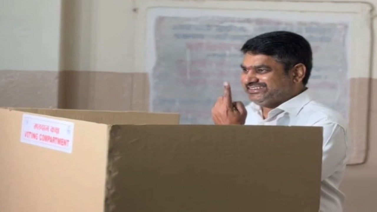 आमदार सतेज पाटील यांनी बजावला मतदानाचा हक्क; मतदारांना केले महत्वाचे आवाहन