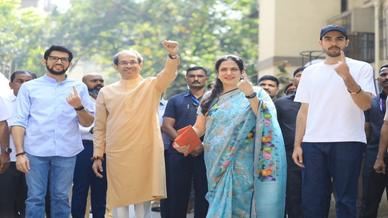 उद्धव ठाकरे यांनी मतदानाचा हक्क बजावला असून त्यांनी मतदानाचा हक्क बजावल्यानंतर प्रतिक्रिया देताना म्हटले आहे की,