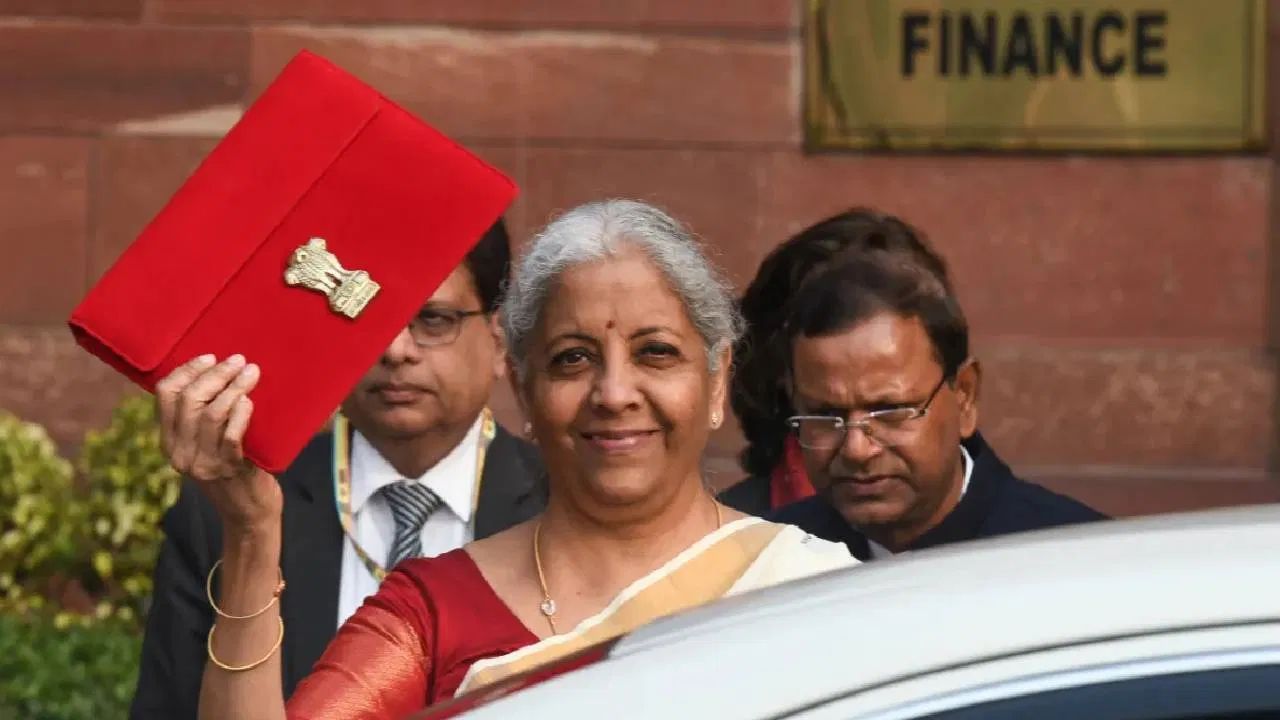 केंद्रीय अर्थमंत्री निर्मला सीतारमण १ फेब्रुवारी २०२६ रोजी सलग ९ वा अर्थसंकल्प सादर करतील. अर्थमंत्री सकाळी ११ वाजता लोकसभेत त्यांचे अर्थसंकल्पीय भाषण सुरू करतील.